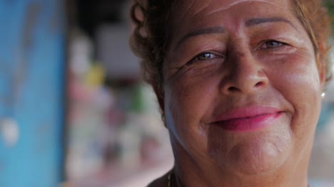 Porträt-einer-älteren-hispanic-Frau-lächelt-in-die-Kamera-in-Mexiko-schwenken