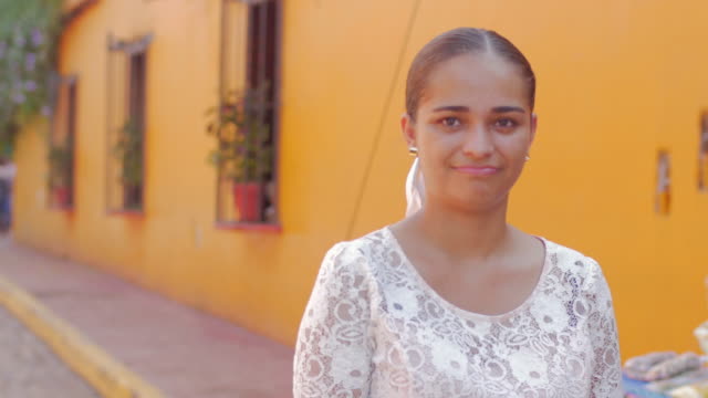 Eine-schöne-spanische-Frau-lächelt-in-die-Kamera-in-Mexiko