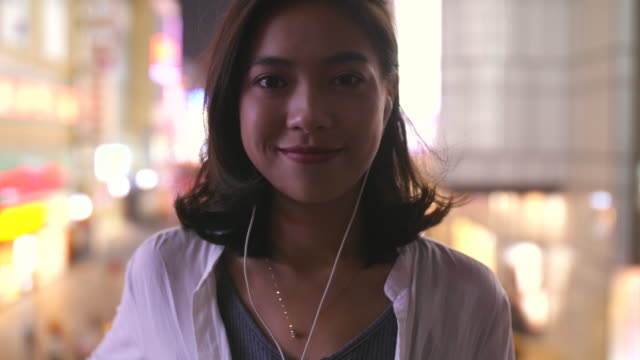 Schöne-junge-asiatische-Frau-Lächeln-in-Zeitlupe