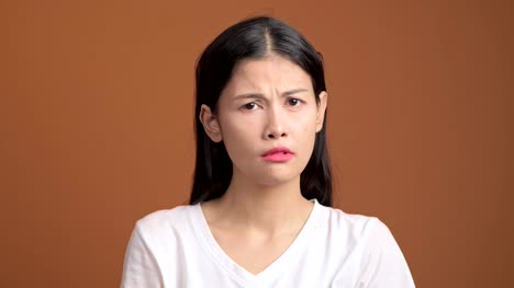 Verärgert-Frau-isoliert.-Porträt-von-asiatische-Frau-in-weiß-T-shirt-Kopfschütteln-und-posiert-aufgeregt-Ausdruck-Blick-in-die-Kamera.