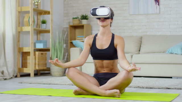 Junge-Frau-meditieren-im-VR-Brille