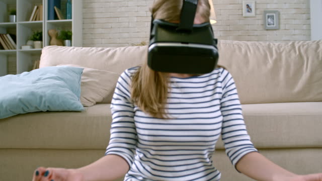 Frau,-meditieren-im-VR-Brille