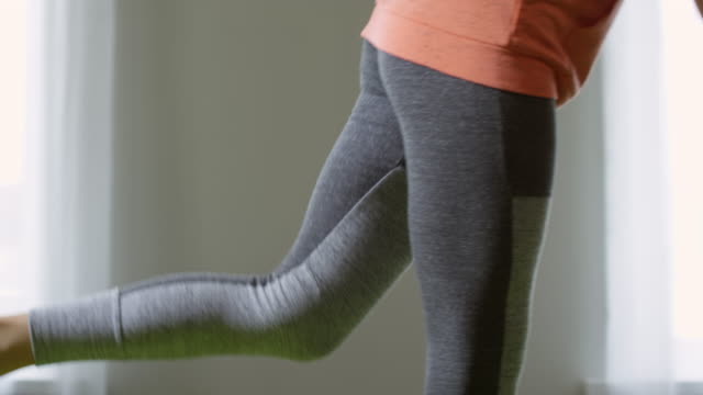 Frau,-dehnen-Beine-mit-Yoga-am-Morgen