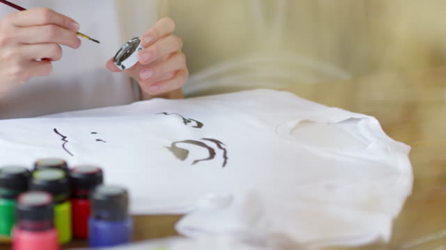 Weibliche-Künstler-Malerei-abstrakte-Gesicht-auf-T-Shirt