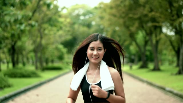 Junge-schöne-Frau-läuft-für-Übung-im-Naturpark