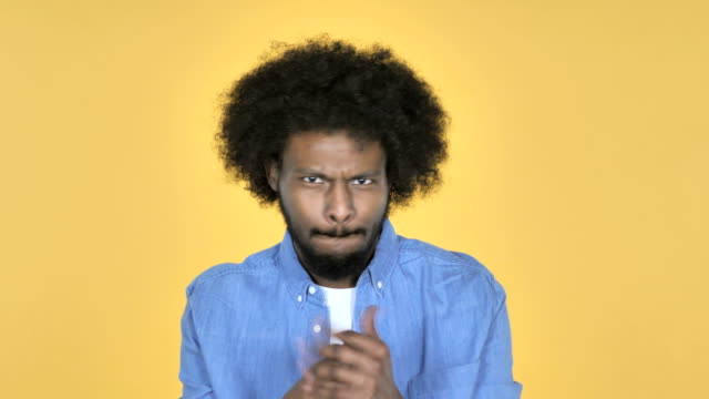 Kampf-gegen-böse-afro-amerikanischer-Mann-auf-gelbem-Hintergrund