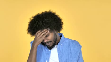 Afro-amerikanischer-Mann-mit-Kopfschmerzen-auf-gelbem-Hintergrund