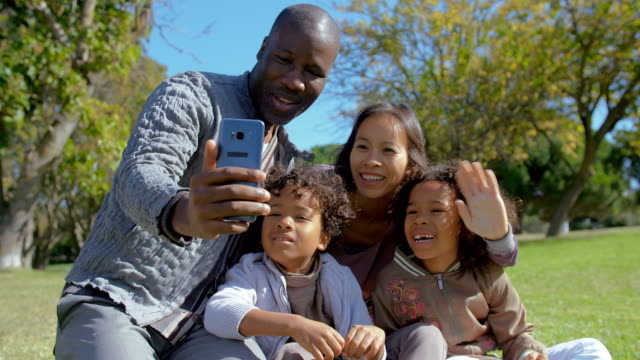 Glücklich-Interracial-Familie-winken-und-mit-video-chat