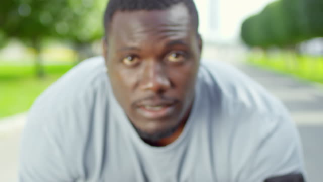 Afrikanische-Läufer-Blick-in-die-Kamera-mit-Entschlossenheit