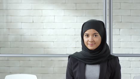 Muslimische-Frau-posiert,-während-des-Wartens-auf-Job-Interview