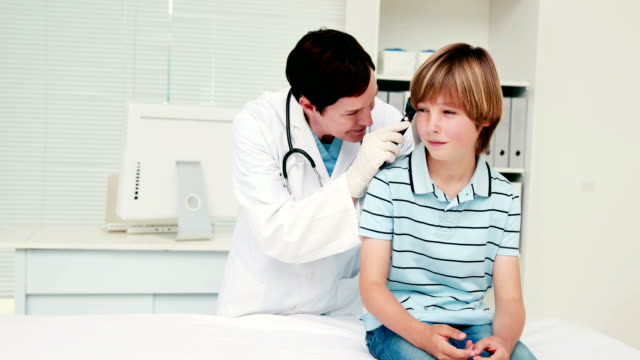 Doctor-examining-her-patient