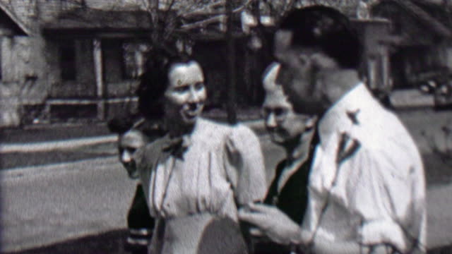 1939:-Familie-gemeinsam-Front-yard-windigen-Tag-Nachbarschaft-Stadt-zu-Hause.