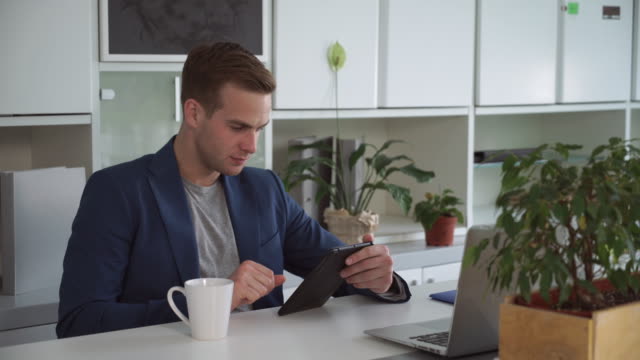 Geschäftsmann-über-30er-Lesung-auf-dem-Touchscreen-Tablet