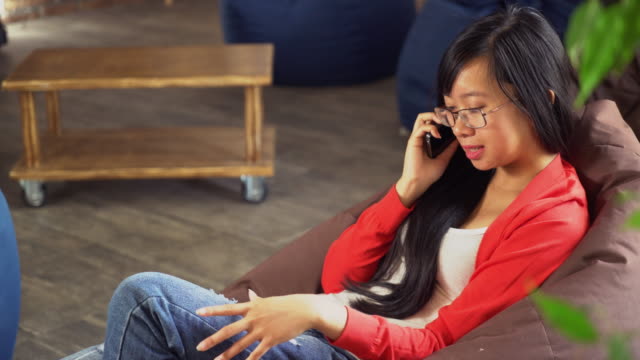 Asiatische-Frau-reden-auf-dem-smartphone
