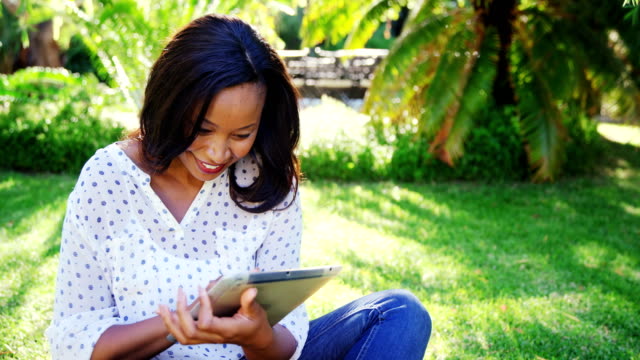 Portrait-of-woman-is-smiling-and-using-a-tablet