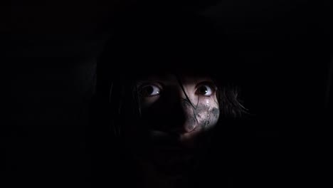 4-k-Horror-Aufnahme-einer-schmutzigen-Zombie-Frau-Blick-durch-ein-Loch-und-Weinen