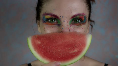 4-k-Aufnahme-einer-Frau-mit-bunten-Make-up-mit-Wassermelone