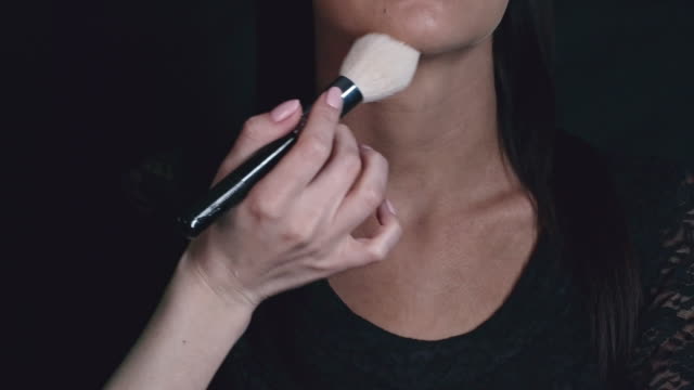 Artista-de-maquillaje-usando-el-poder-mineral