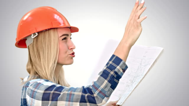 Construcción-de-mujer-Ingeniero-planes-de-lectura-y-hablar-con-los-trabajadores-sobre-fondo-blanco