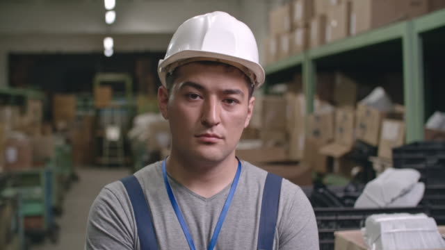 Porträt-des-lächelnden-asiatischen-Fabrikarbeiters