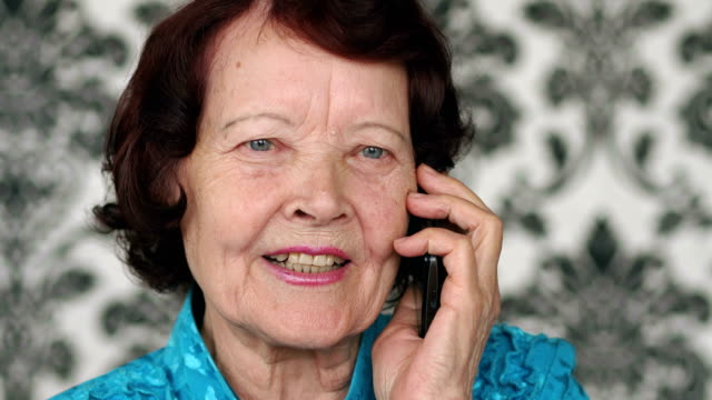 Mujer-mayor-hablando-por-teléfono.