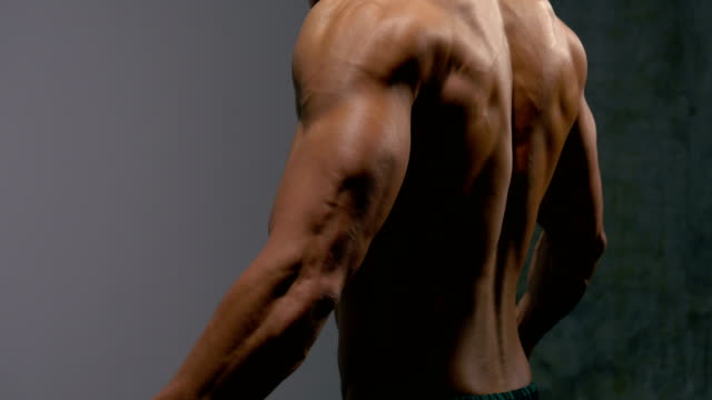 Rückenmuskulatur-ein-Bodybuilder-2