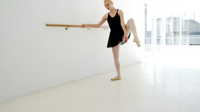 Bailarina-practicando-ballet-baile-en-barra