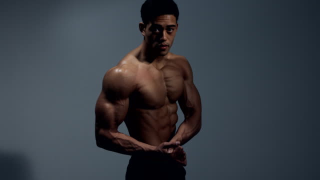 Modelo-de-Fitness-masculino-flexiones-de-bíceps