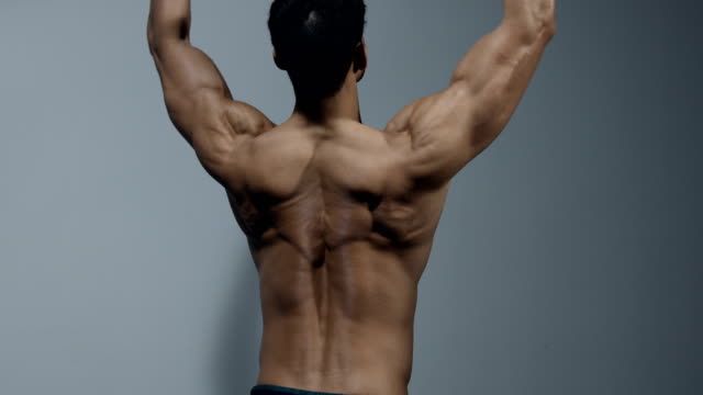 Gimnasio-modelo-mostrando-músculos-de-la-espalda