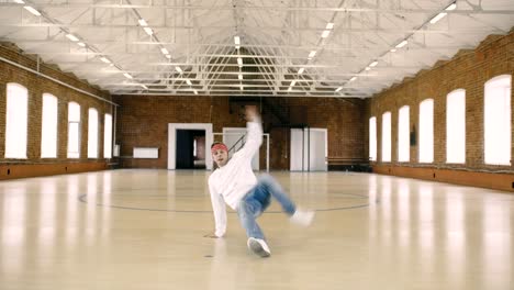 B-boy-bailando-en-el-gimnasio-de-deporte