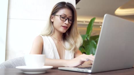 Asiatische-Geschäftsfrau-mit-computer