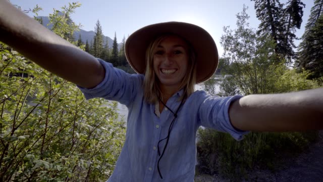 Selfie-Porträt-der-jungen-Frau-in-Kanada