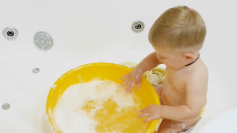 Adorable-boy-play-with-water-in-the-bath