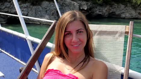 Closeup-Portrait-Frau-lächelnd-beim-Sitzen-auf-einer-Liege-am-Azure-Meer