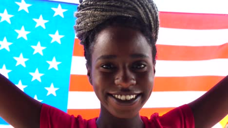Joven-estadounidense-Black-Woman-celebrando-con-la-bandera-de-Estados-Unidos