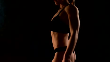 Nahaufnahme-der-gut-aussehende-Frau-Muskeln-isoliert-über-rostigen-Hintergrund