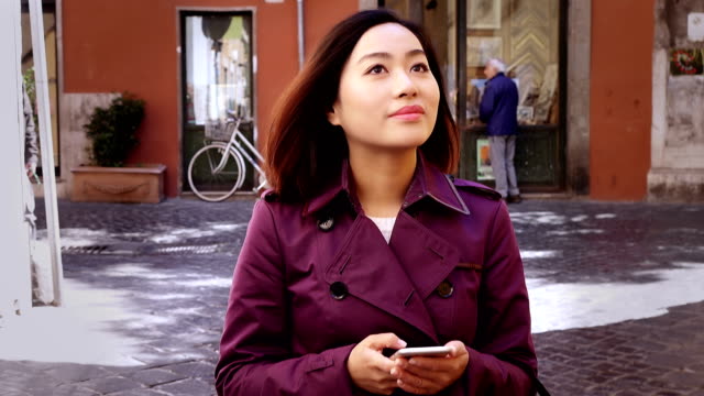 elegante-mujer-China-mecanografiar-en-el-smartphone-en-el-calle,-retrato