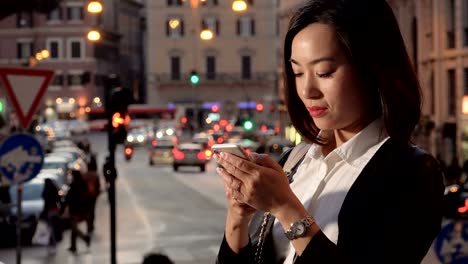 Porträt-von-asiatischen-Geschäftsfrau,-die-Eingabe-auf-dem-Smartphone,-Stadt-Hintergrund
