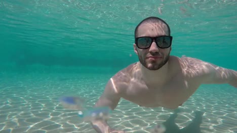 Man-taking-a-selfie-Underwater-in-a-Pool-in-Queensland,-Australia