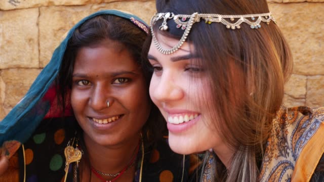 Tourist-with-an-Indian-gypsy-girl,-Jaisalmer,-India