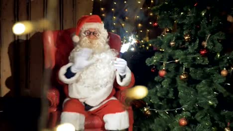 Santa-Claus-mit-einem-funkelnden-Feuerwerk-Lächeln-lädt-Sie-zur-Weihnachtsfeier.-Silvester-feiern-Konzept.