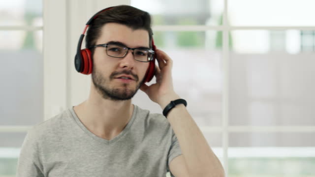 Mann-trug-Brille-hören-Musik-im-Kopfhörer