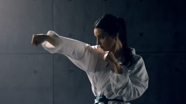 Junge-Frau-im-Kimono-üben-karate