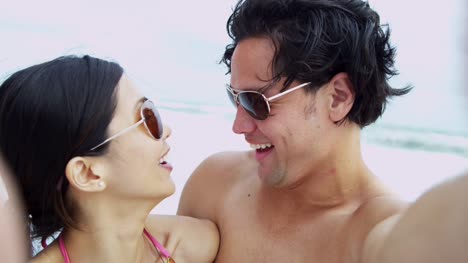 Retrato-joven-asiático-chino-pareja-película-playa-selfie