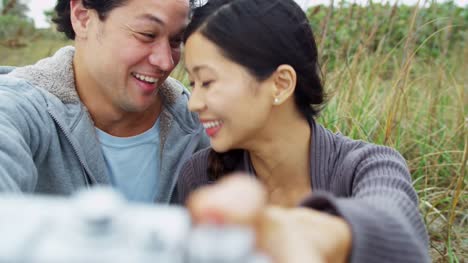 Porträt-asiatische-chinesische-junges-Paar-lächelnd-Dreharbeiten-Selfie