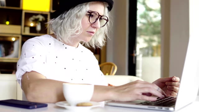 Geschäftsfrau-working-on-laptop-