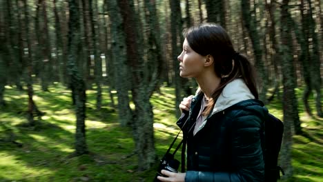 Frau-allein-zu-Fuß-in-den-Wald-mit-dem-Fernglas