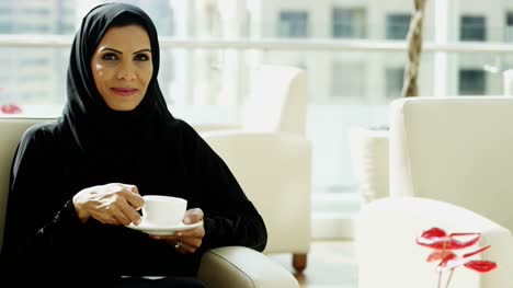 Porträt-emiratischen-Weibchen-tragen-Tracht-Kaffeetrinken