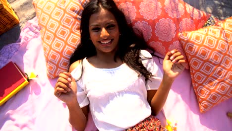 Porträt-von-asiatischen-indischen-weiblichen-Picknick-video-Tagebuch