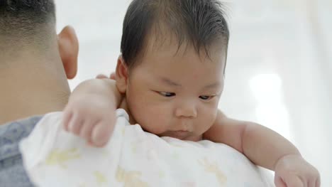 4K-lenta-feliz-asiático-padre-cuidar-a-su-bebé-recién-nacido
